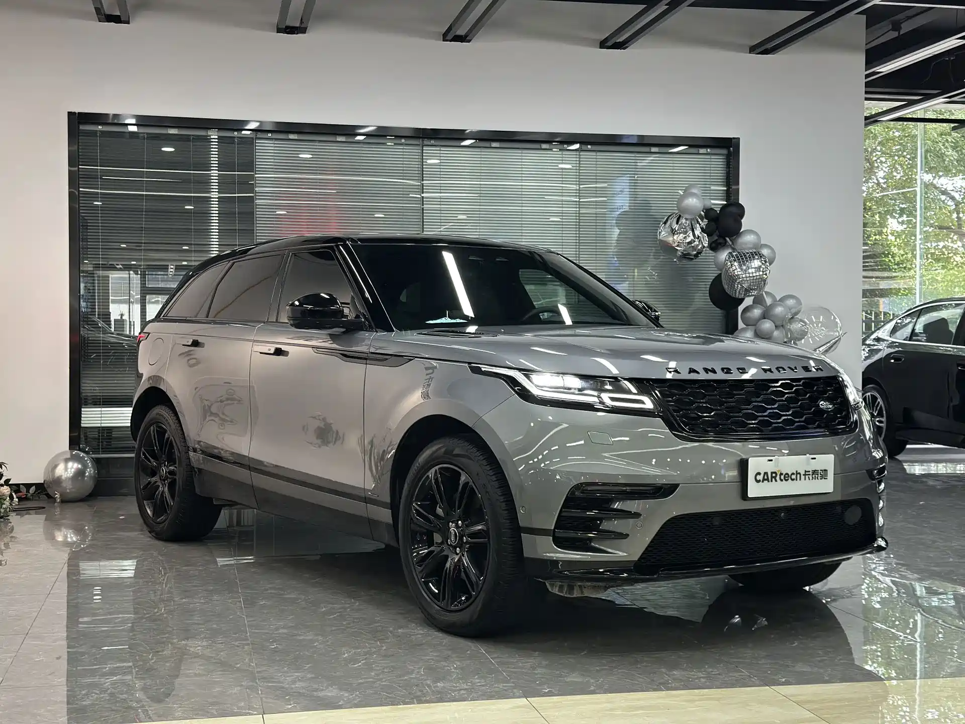 Фото 2 - Land Rover Range Rover Velar