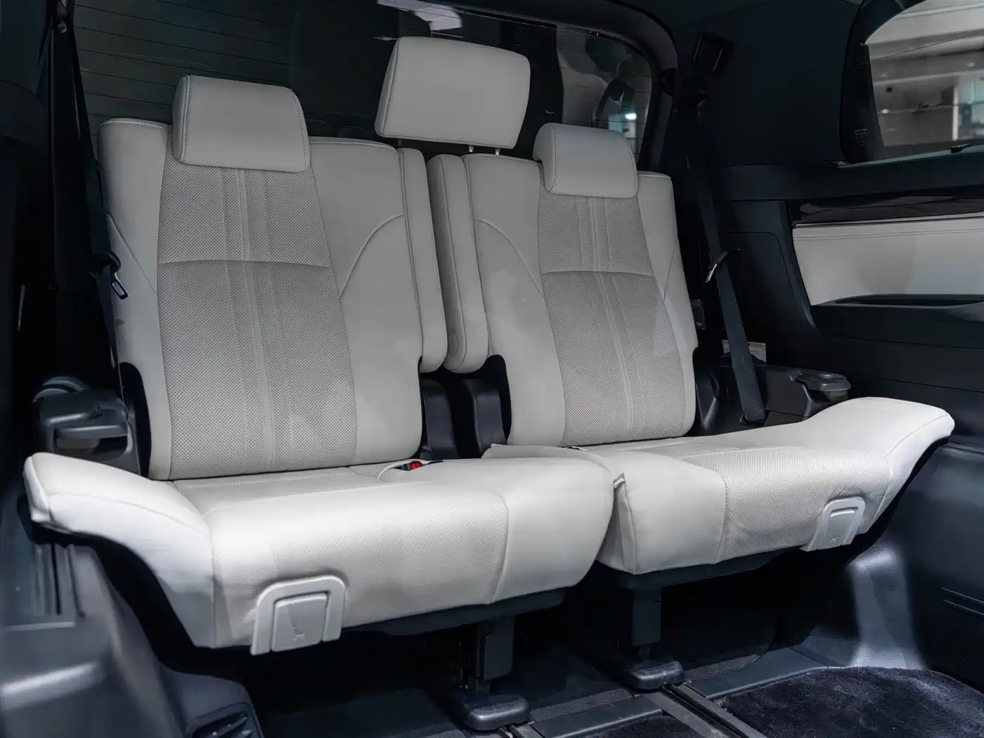 Lexus LM 2020 300h Seven-Seater Elegance Edition фото 11