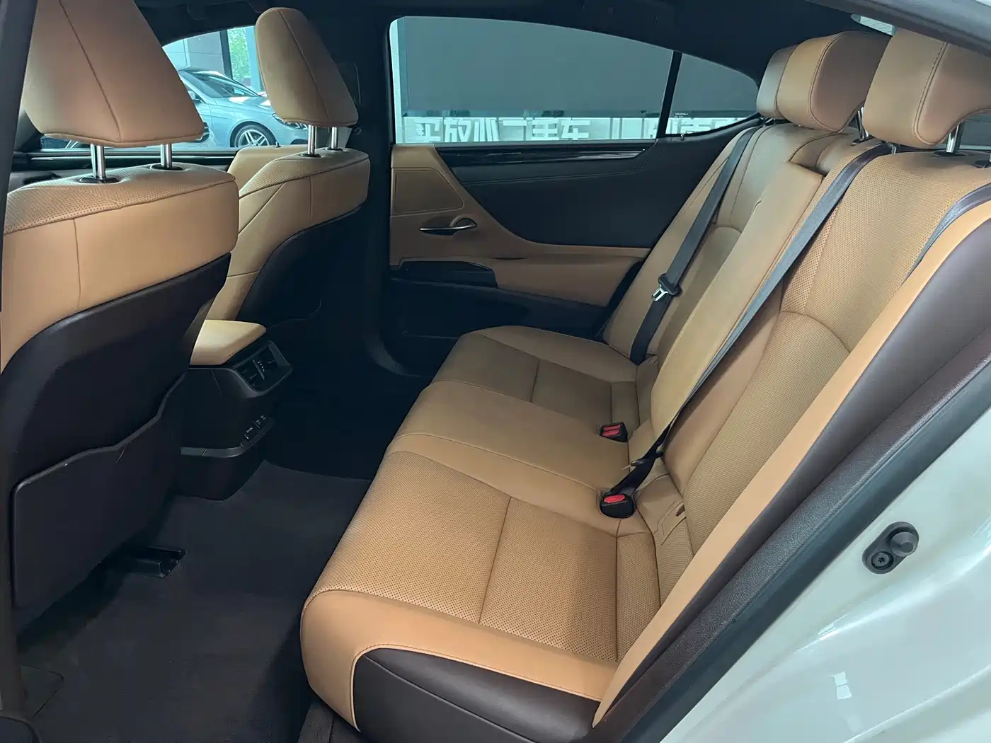 Фото 9 - Lexus ES
