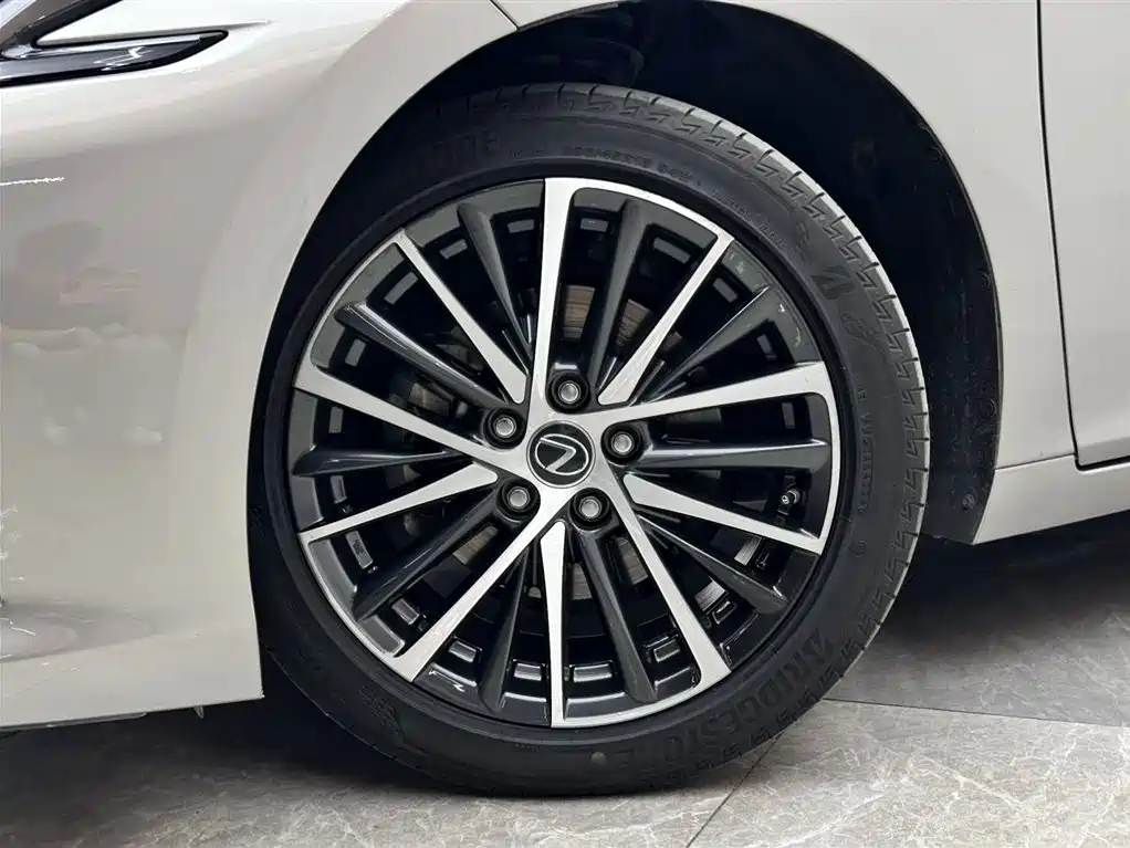 Lexus ES 2025 300h Ultimate Edition фото 19
