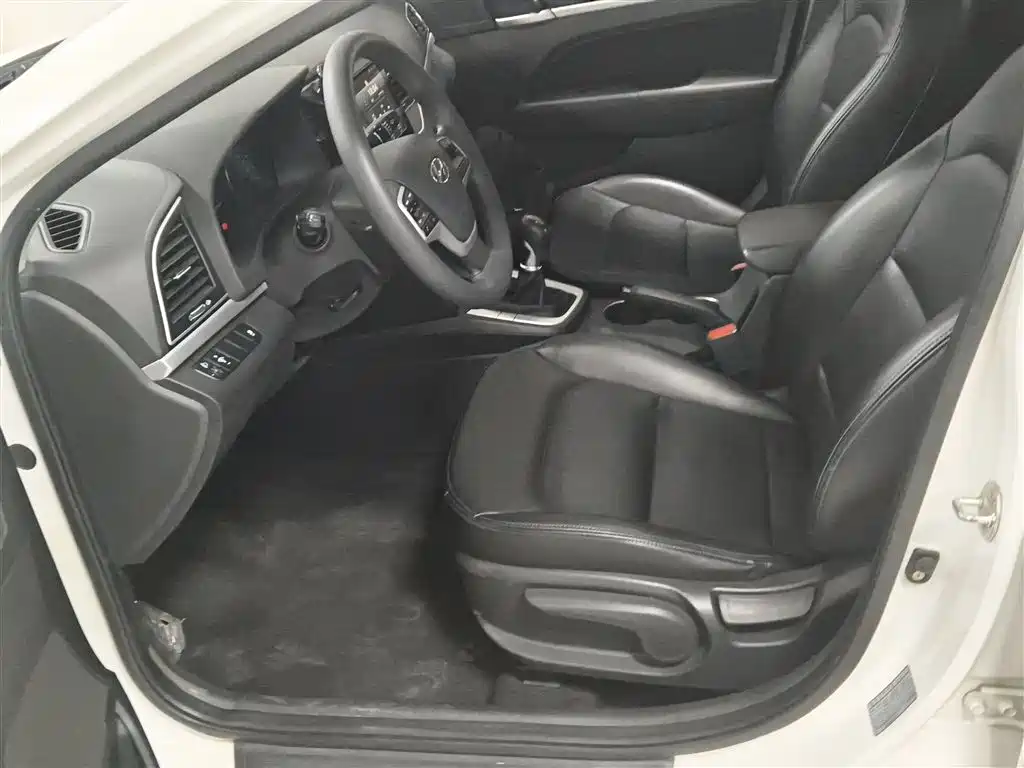 Hyundai Elantra 2016 1.6L Manual Smart & Vibrant Model фото 11