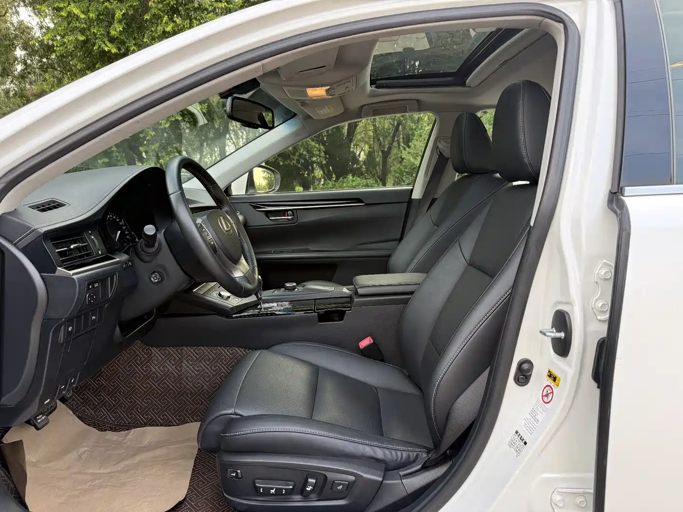 Фото 9 - Lexus ES
