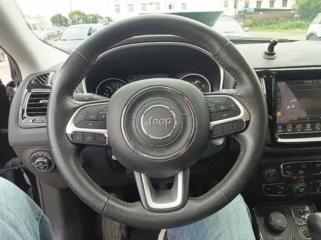 Фото 11 - Jeep Compass