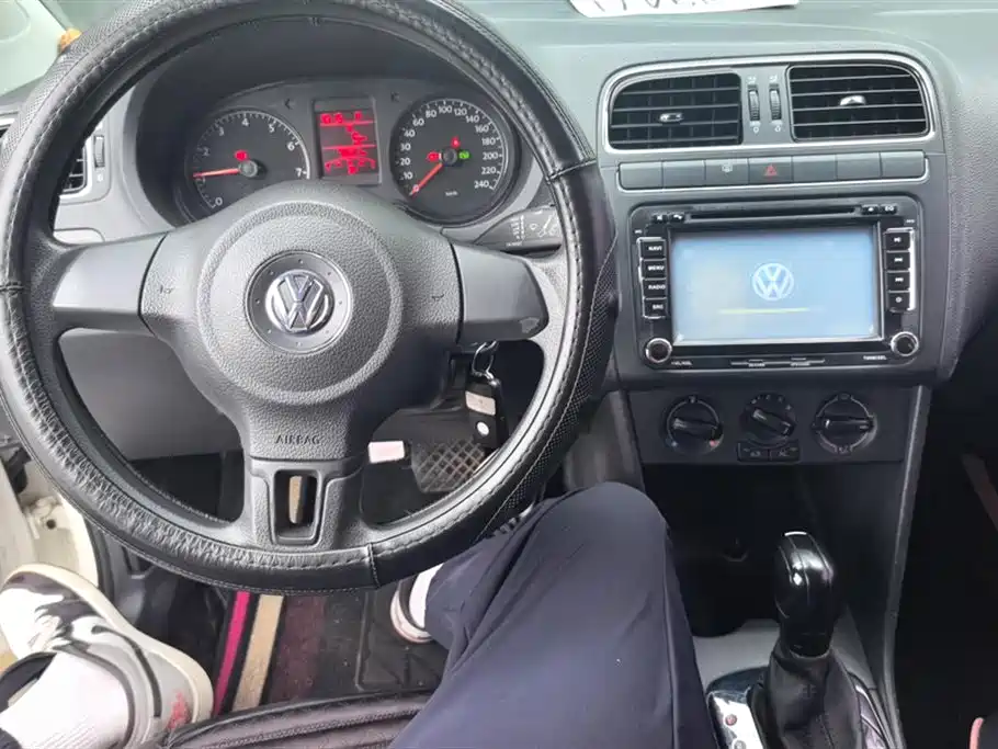 Volkswagen Polo 2013 1.4L Automatic Comfort Edition фото 12