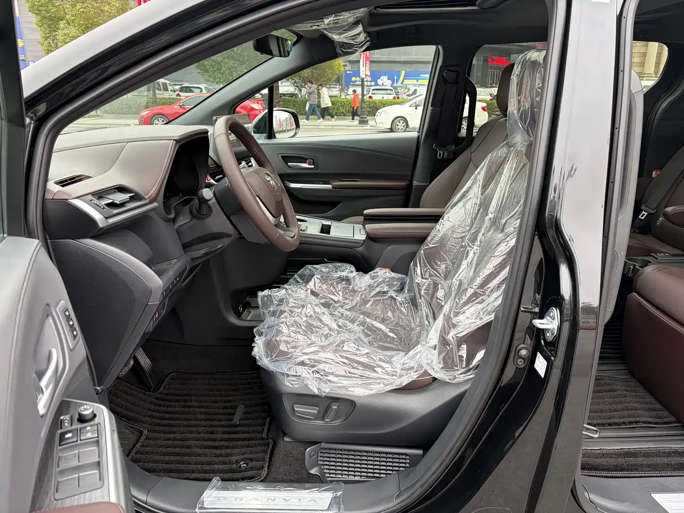 Toyota Granvia 2026 Model 2.5L Hybrid Prestige PLUS AWD Trim фото 13