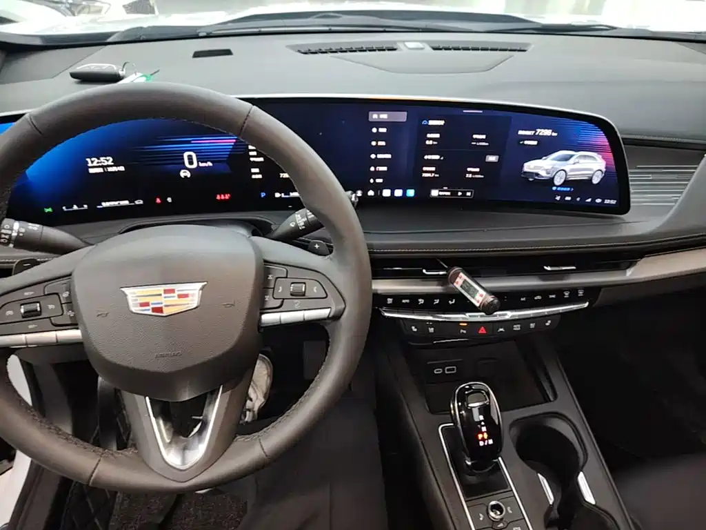 Photo 10 - Cadillac XT4