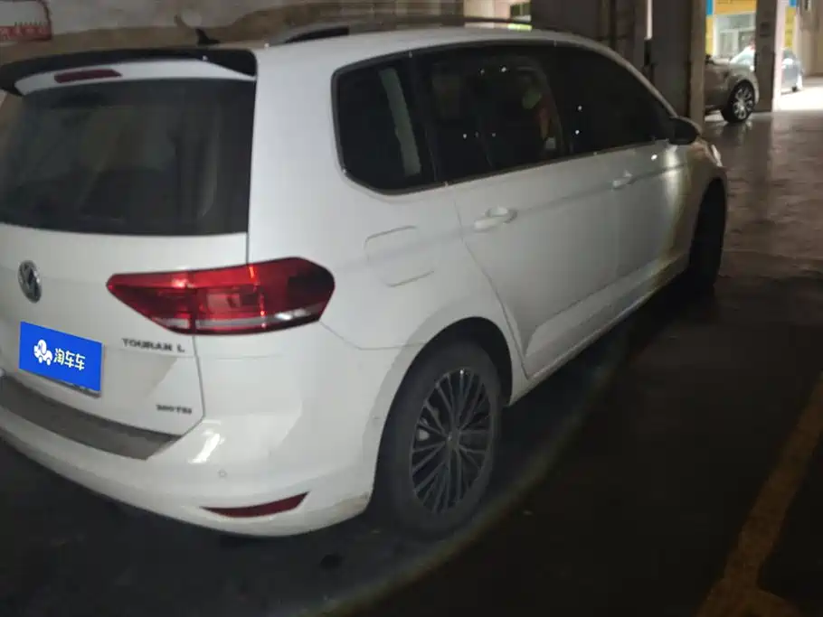 Volkswagen Touran 2018 Touran L 280TSI DSG Luxury 7-seater фото 3