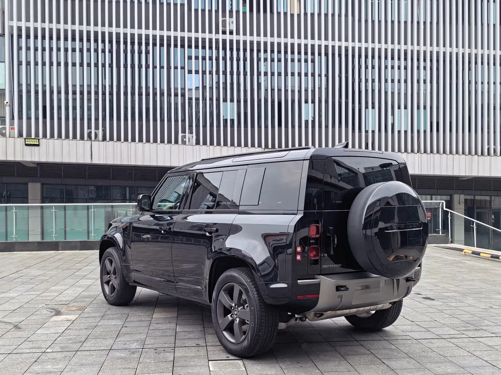 Photo 7 - Land Rover Defender