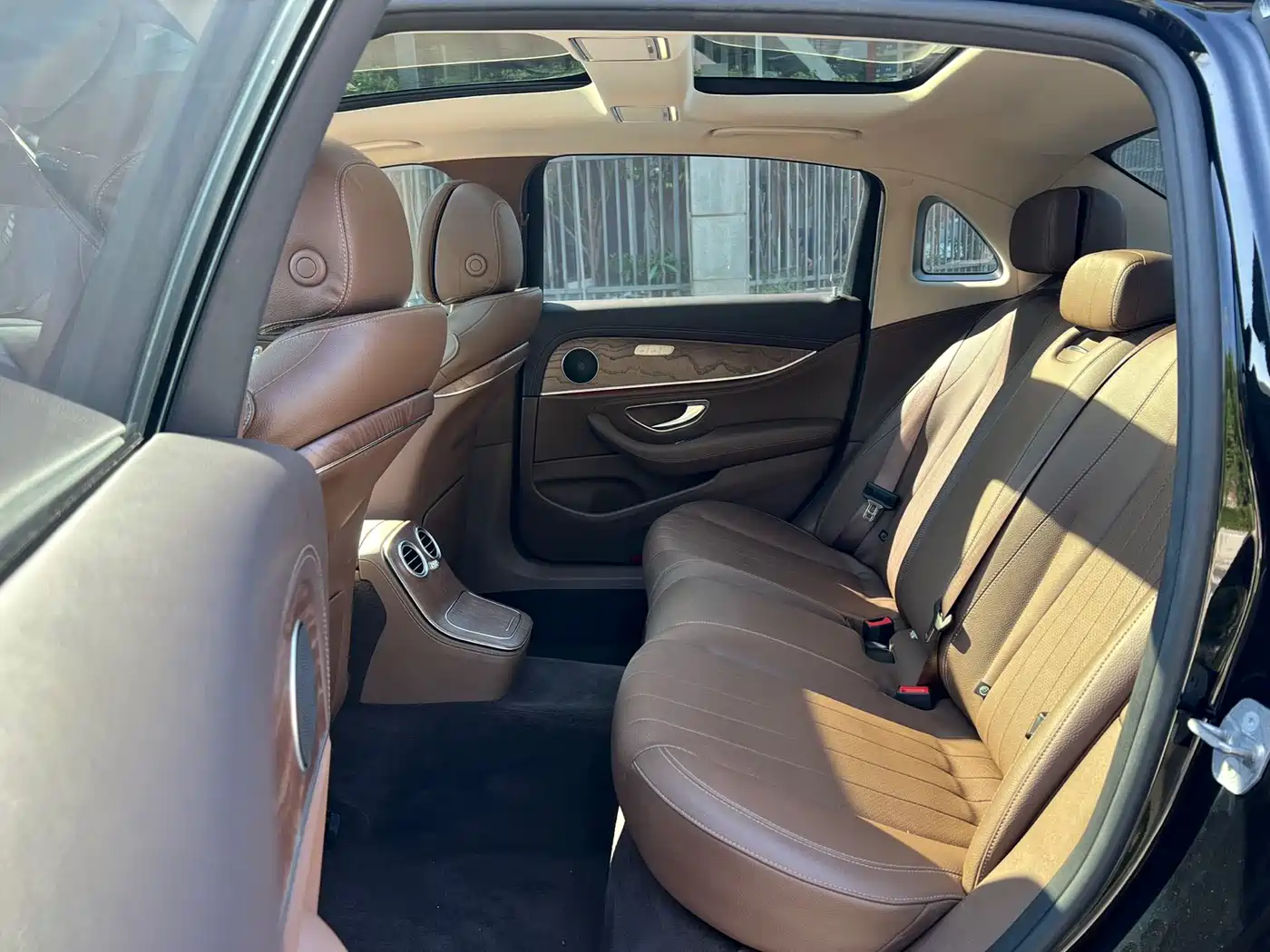 Mercedes-Benz E-Class New Energy 2022 E 350 e L Plug-in Hybrid Sedan фото 12
