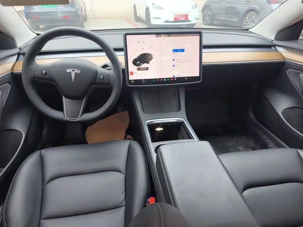 Фото 10 - Tesla Model 3