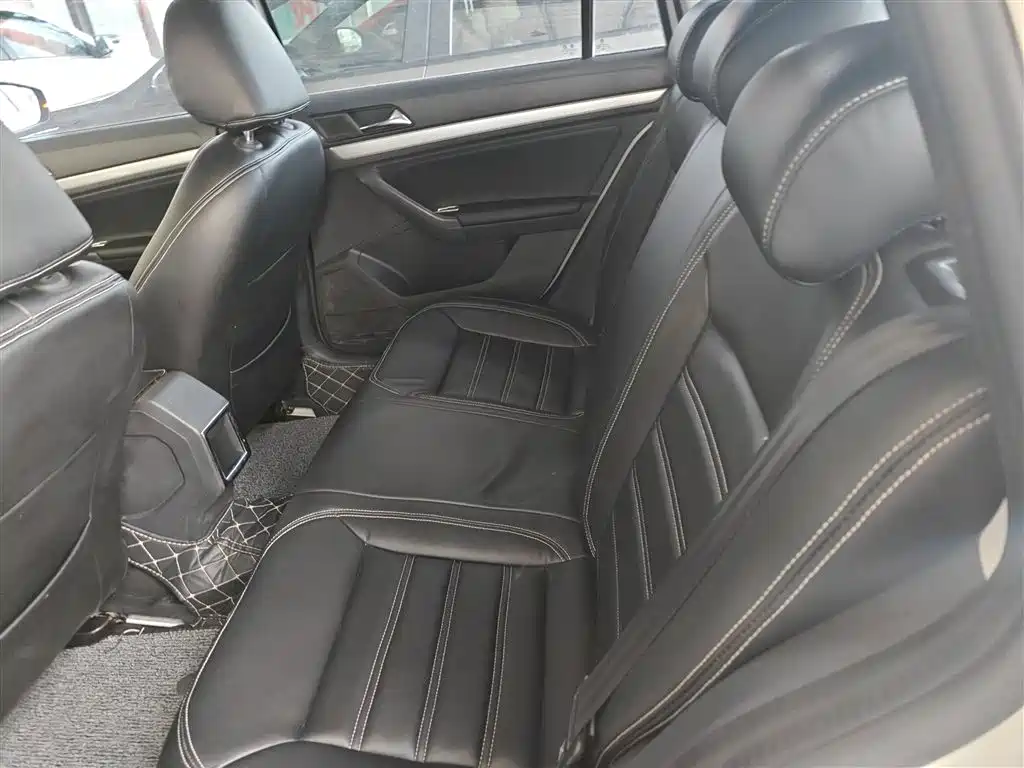 Volkswagen Lavida Tour 2015 1.6L Automatic Trend Edition фото 17