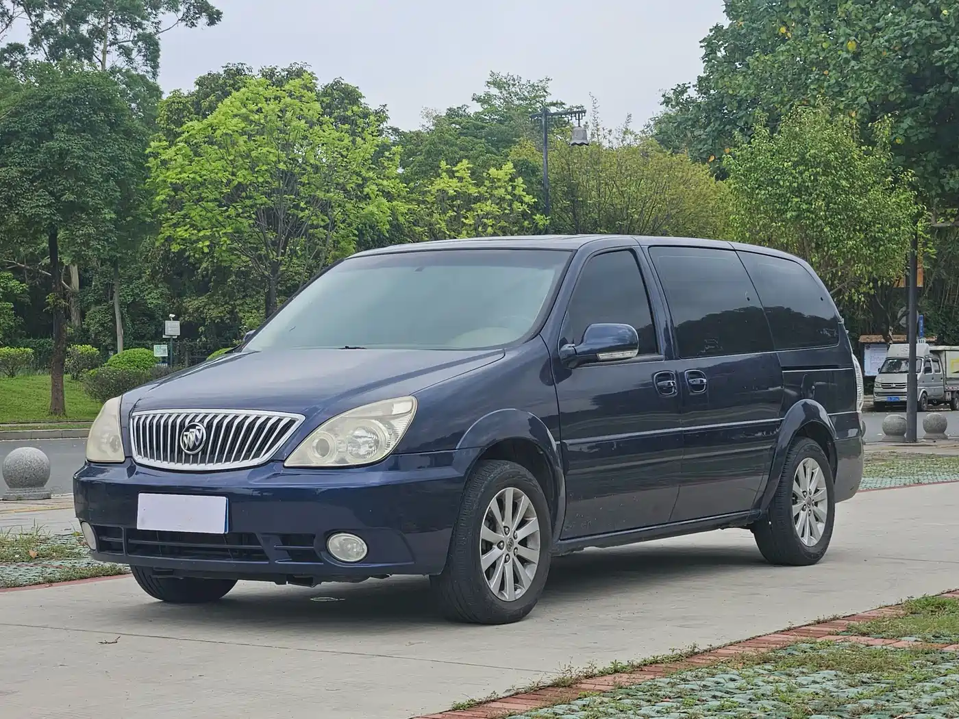 Photo 1 - Buick GL8