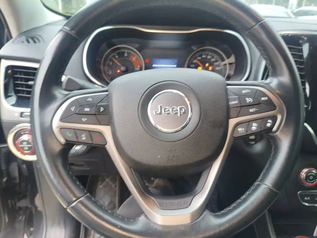 Фото 11 - Jeep Cherokee