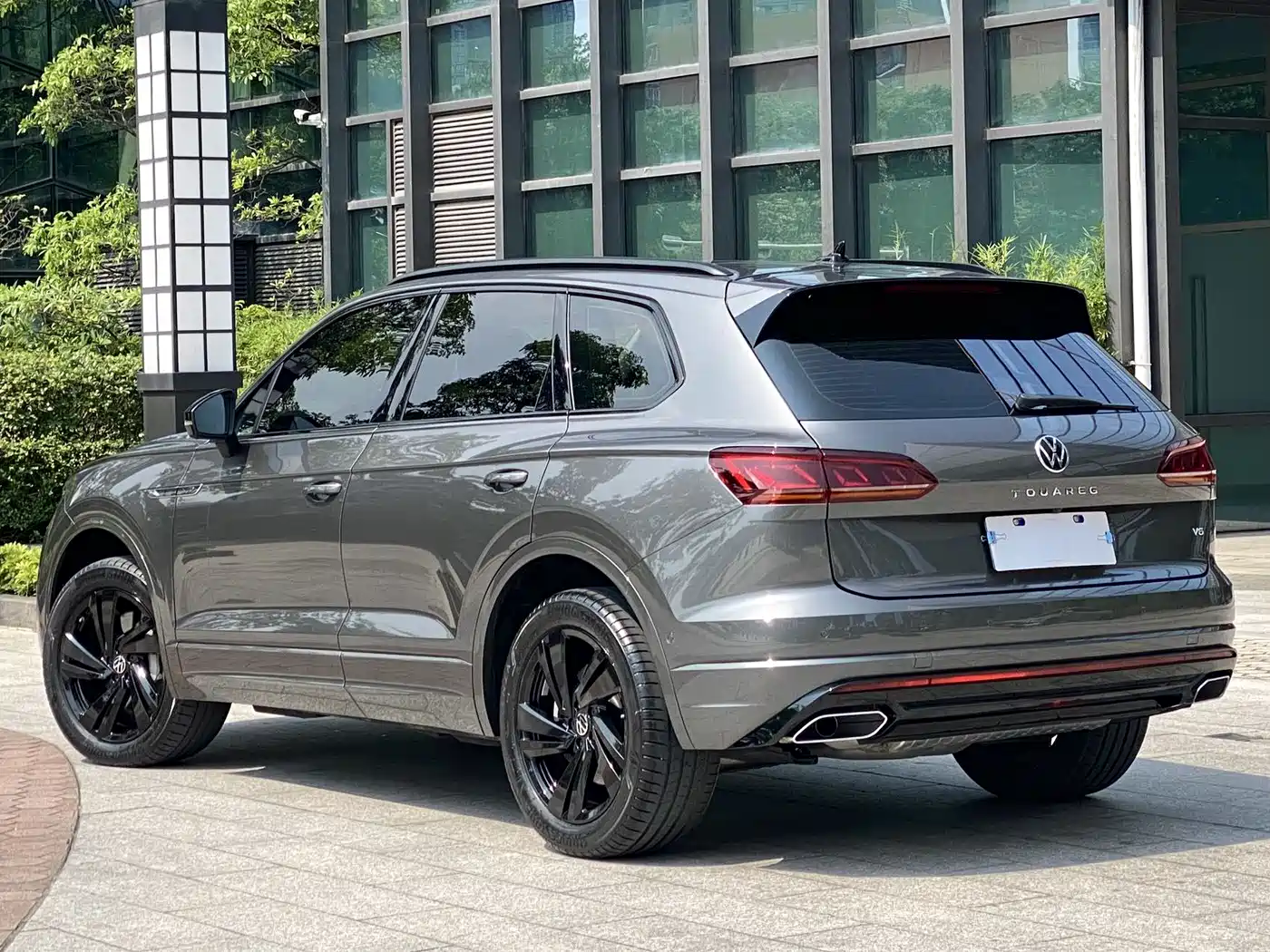 Volkswagen Touareg 2022 3.0TSI Rui Xiang Edition Gloss Black Sport Package фото 2
