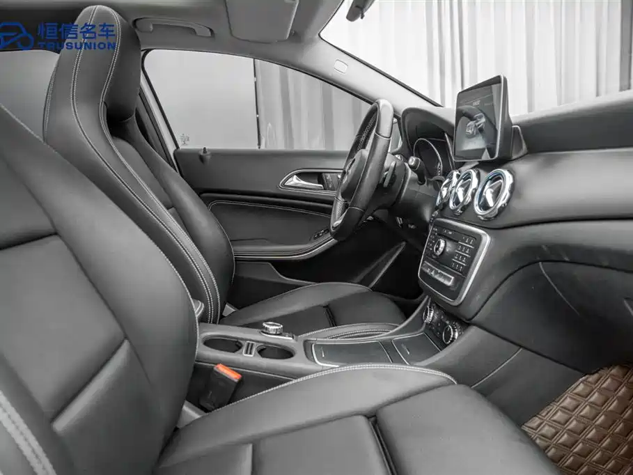 Mercedes-Benz GLA 2018 GLA 200 Dynamic фото 15