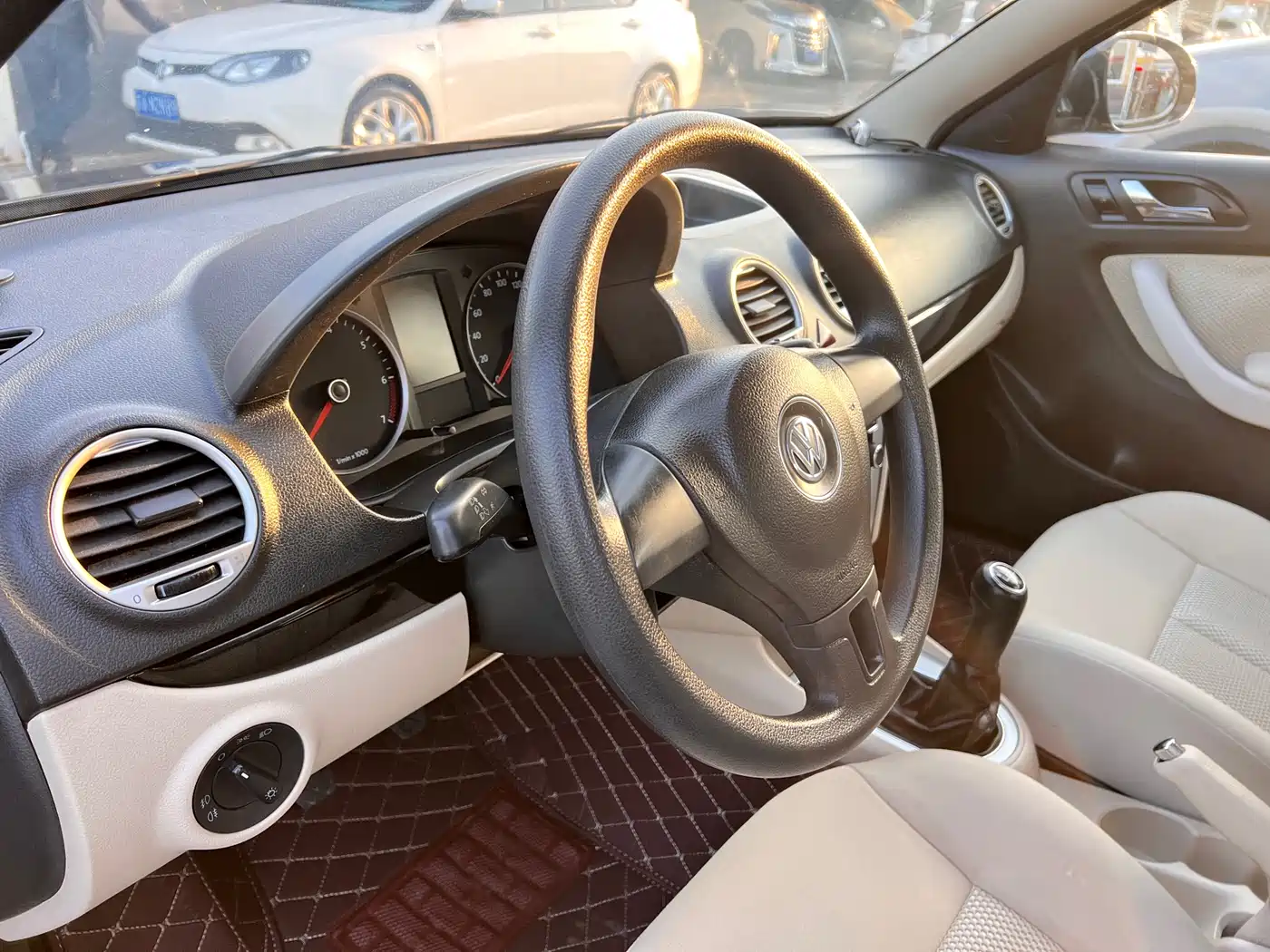 Volkswagen Lavida 2013 Classic 1.6L Manual Style Edition фото 8