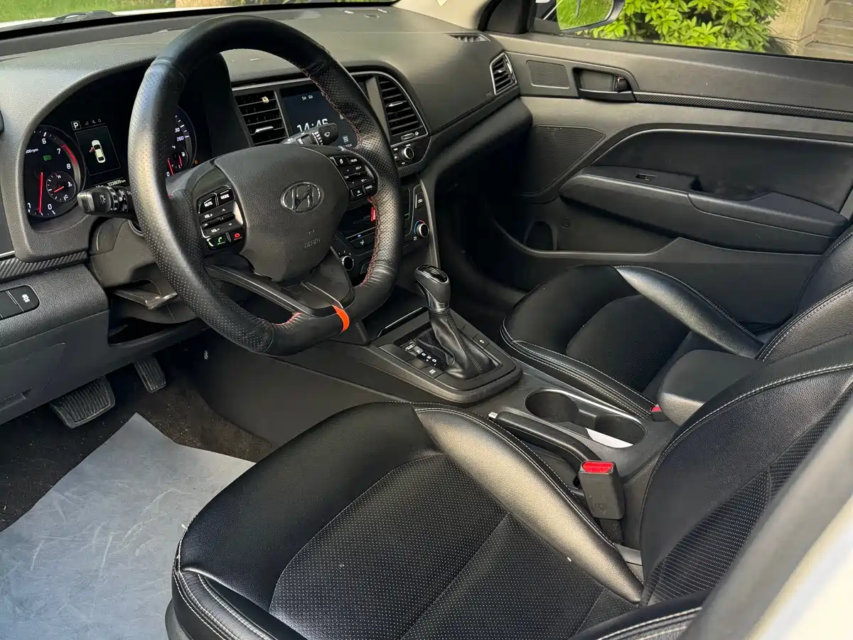 Hyundai Elantra 2018 1.6L Automatic 15th Anniversary Special Edition фото 4
