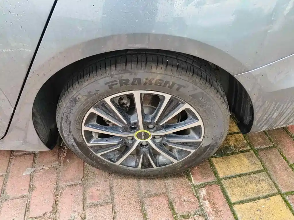 Фото 7 - Roewe i5