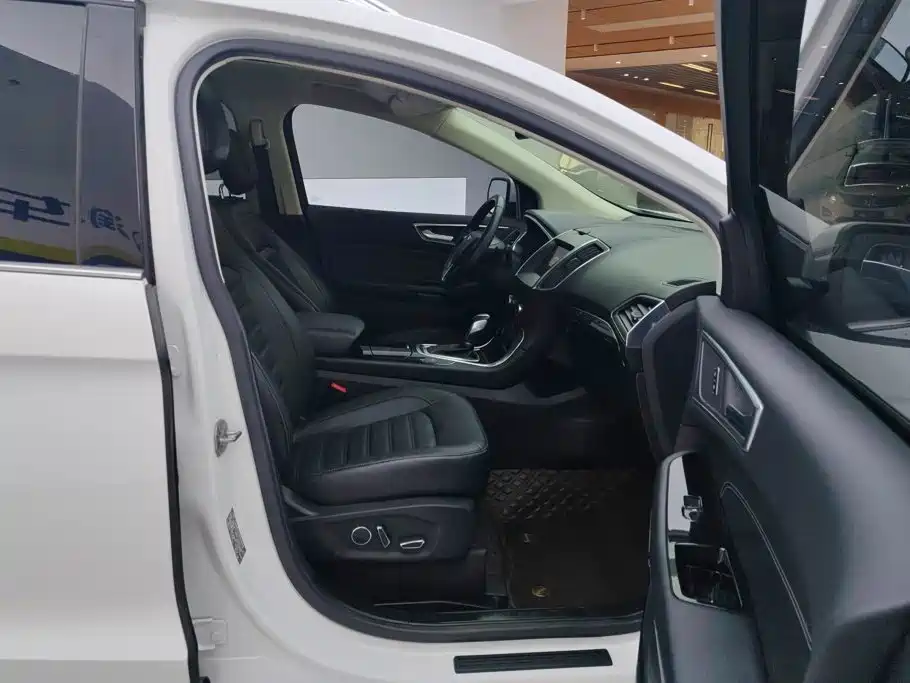 Photo 8 - Ford Edge