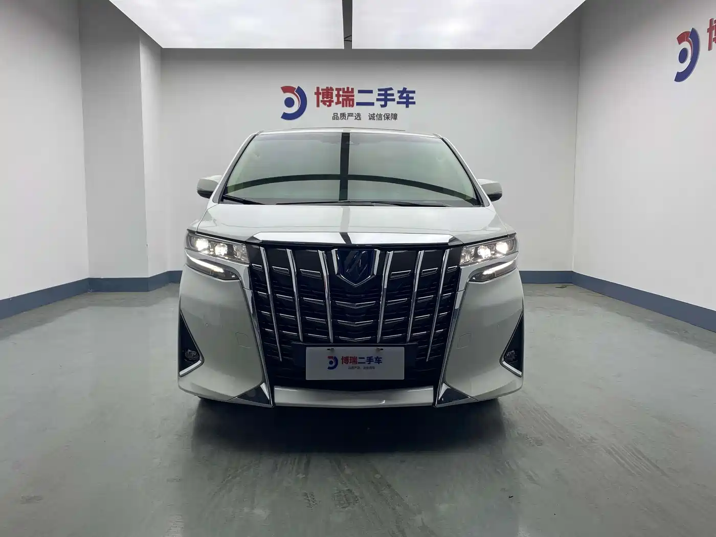 Toyota Alphard 2019 Hybrid 2.5L Premium Edition фото 2