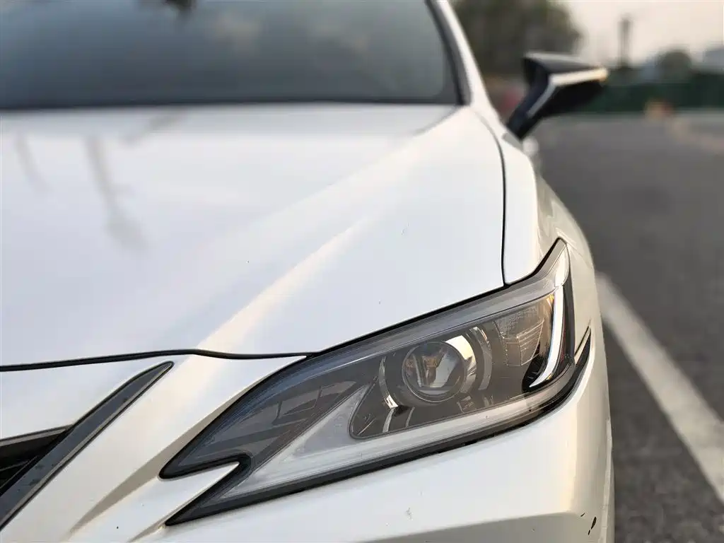 Фото 15 - Lexus ES