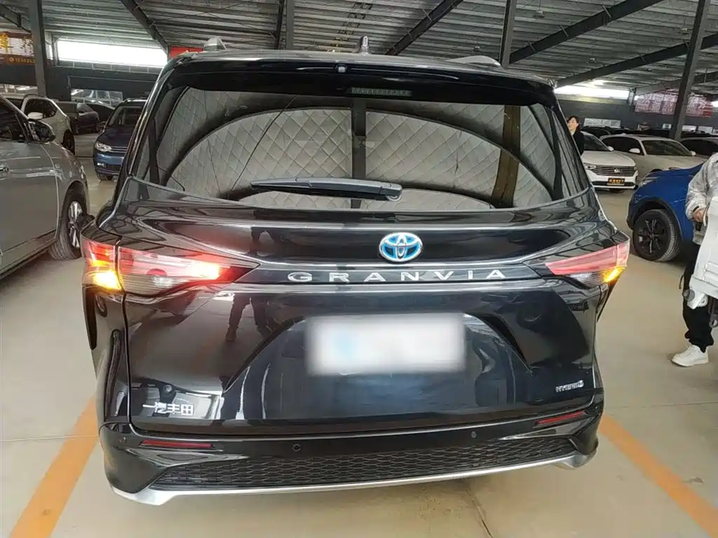 Toyota Granvia 2023 2.5L Hybrid Prestige PLUS Edition фото 4