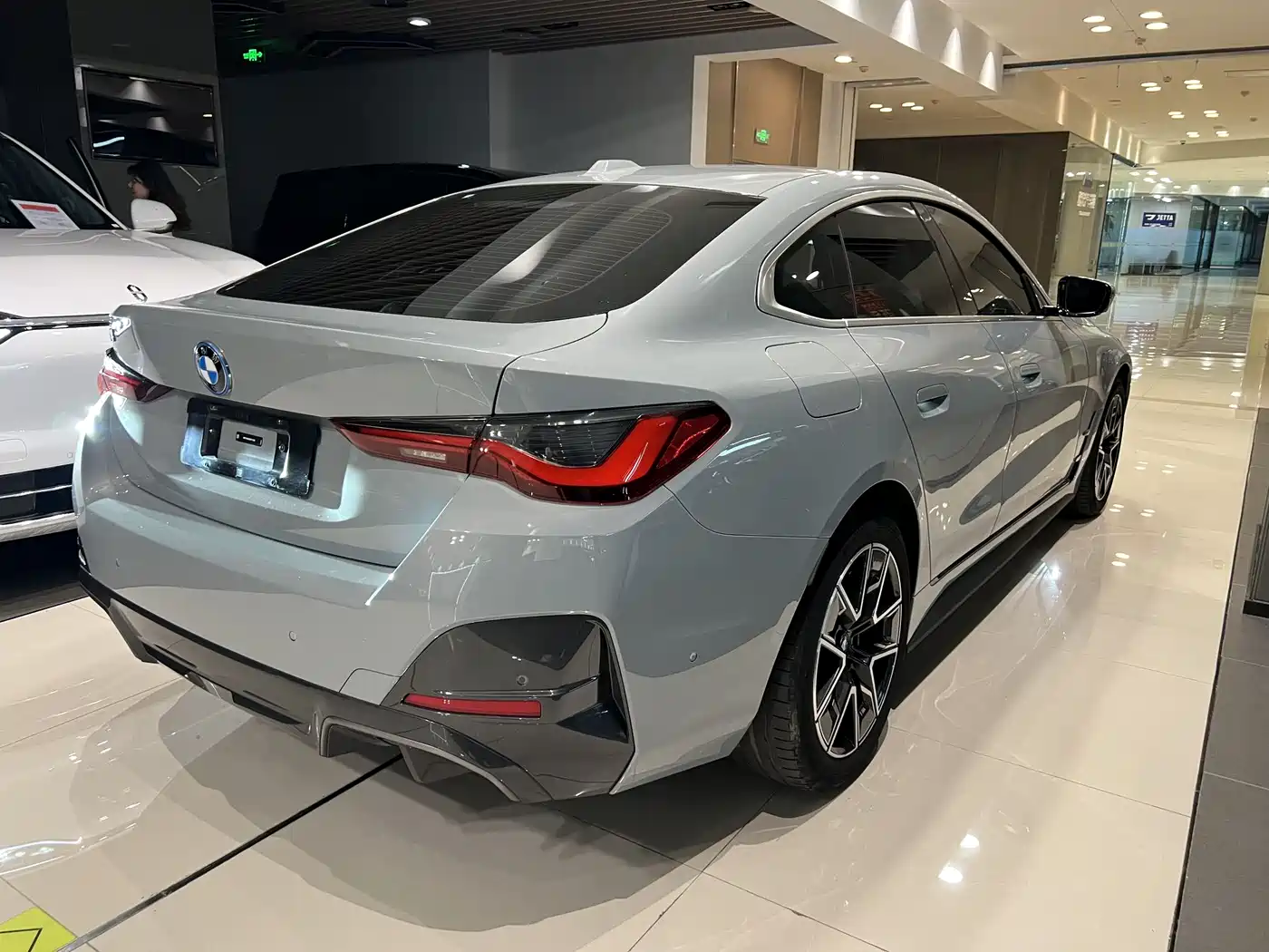 BMW i4 2023 eDrive35 фото 7