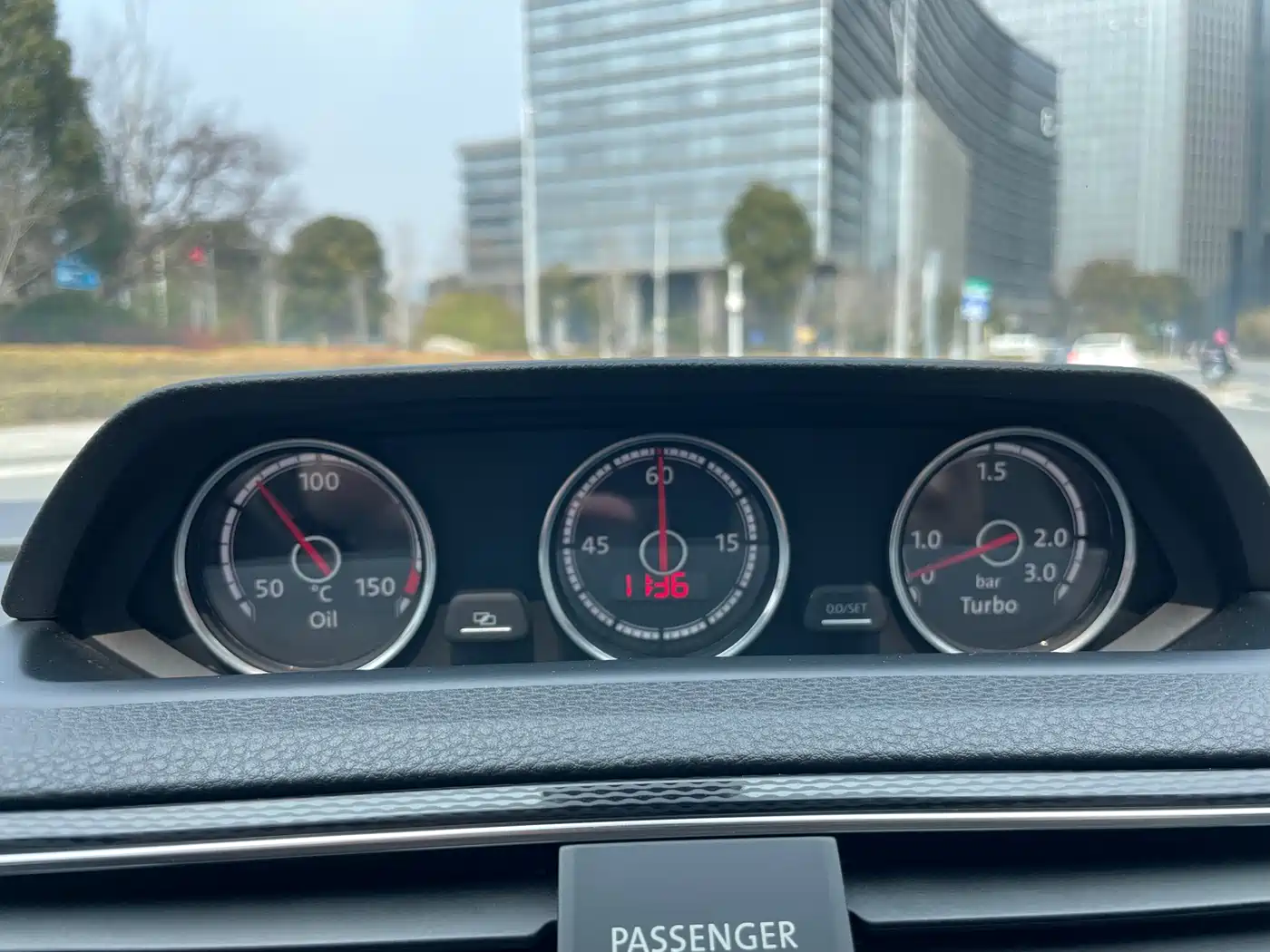 Volkswagen Scirocco 2015 2.0TSI Luxury Edition фото 18
