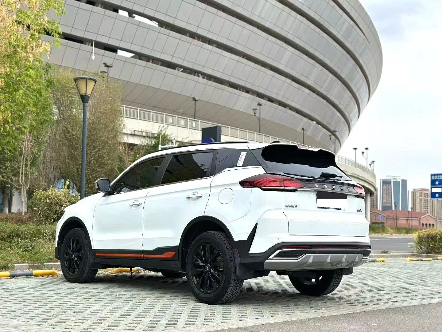 Photo 5 - Geely Atlas