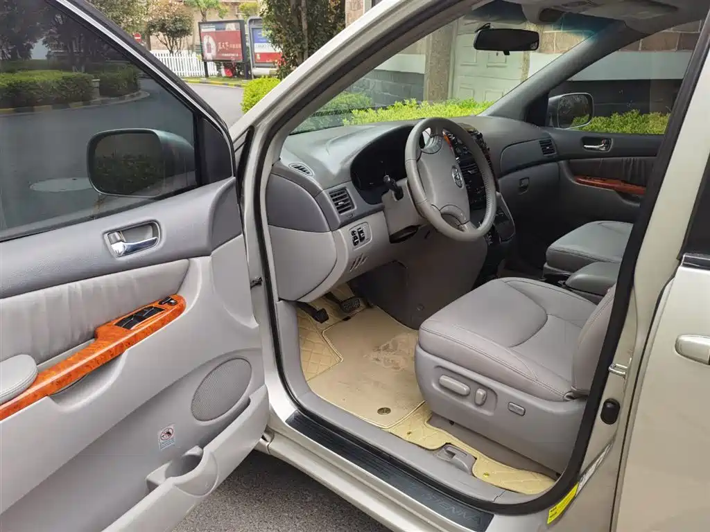 Toyota Sienna фото 26