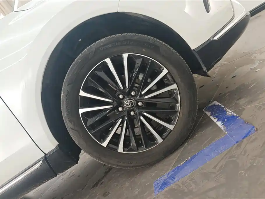 Toyota Venza 2023 2.0L CVT FWD Premium фото 6