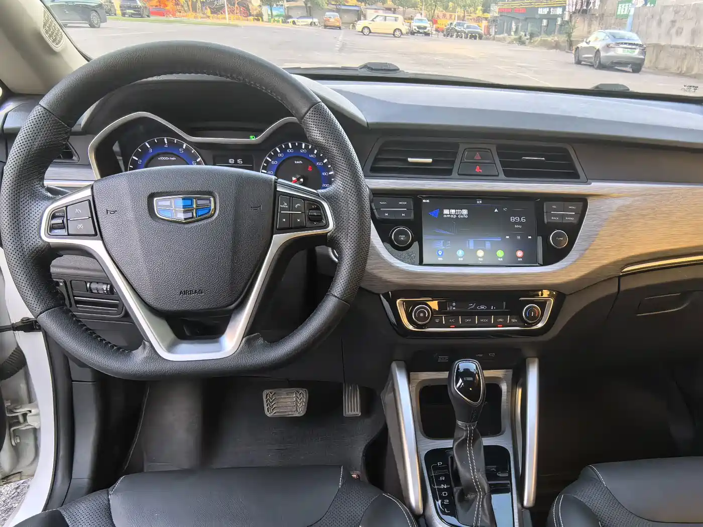 Фото 12 - Geely Vision X3
