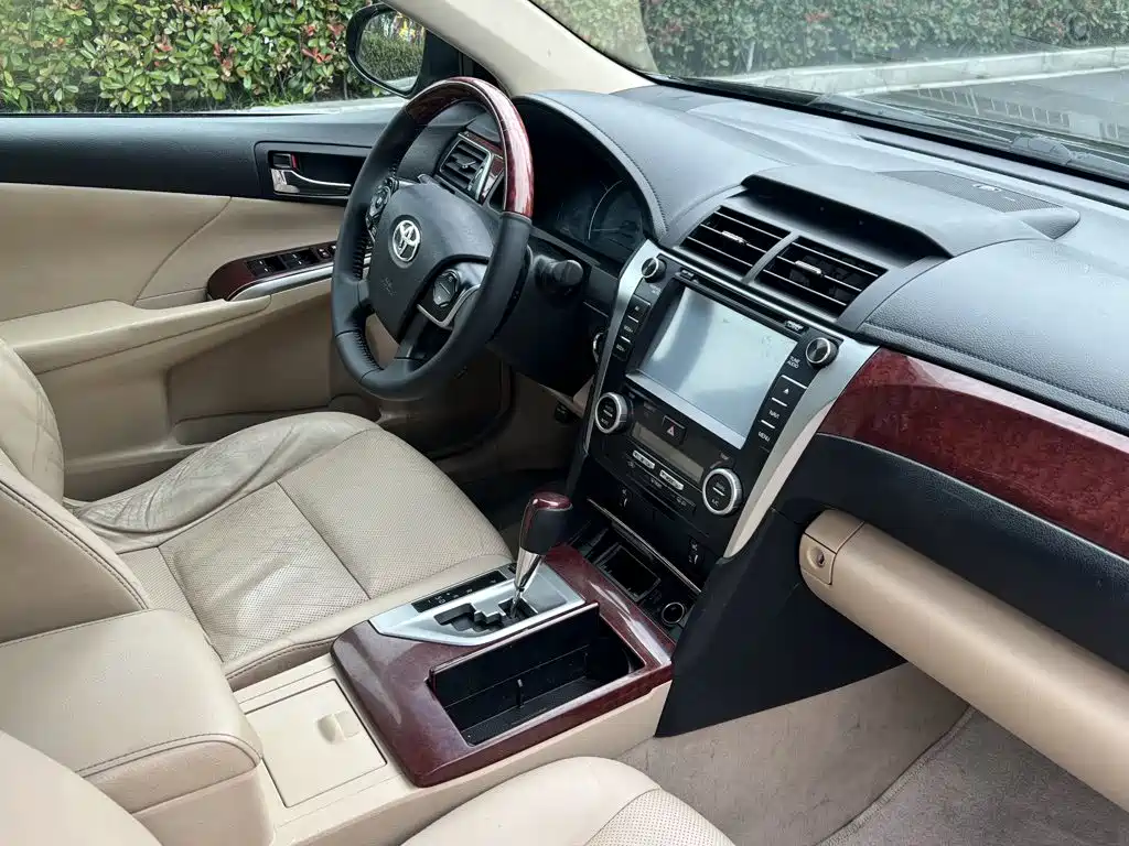 Фото 18 - Toyota Camry