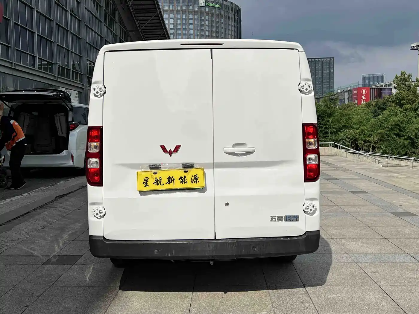 Wuling Motors Wuling Yangguang 2024 2024 300km Practical Enclosed Window Version 60kW