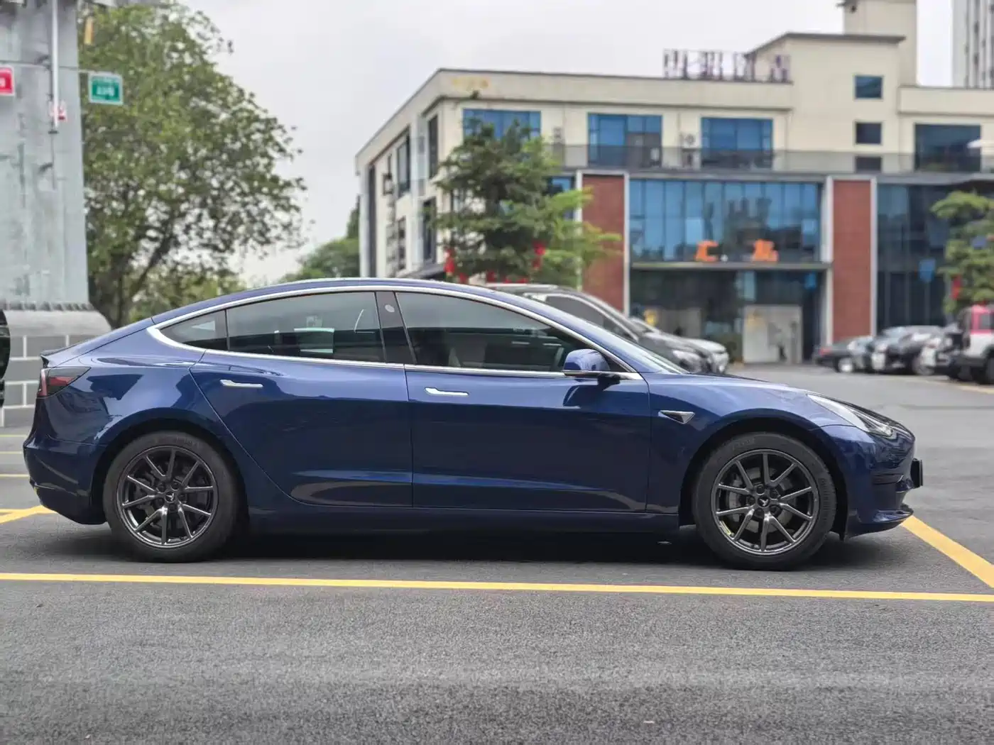TESLA MODEL 3