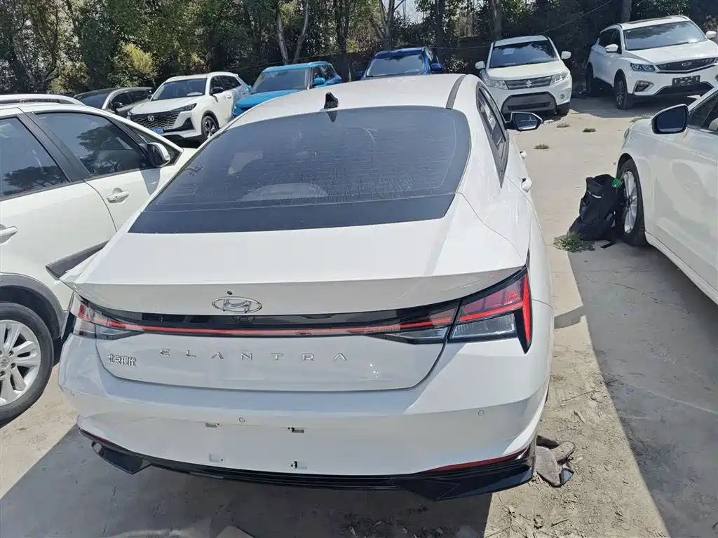 Hyundai Elantra 2022 1.5L CVT LUX Premium Edition фото 4