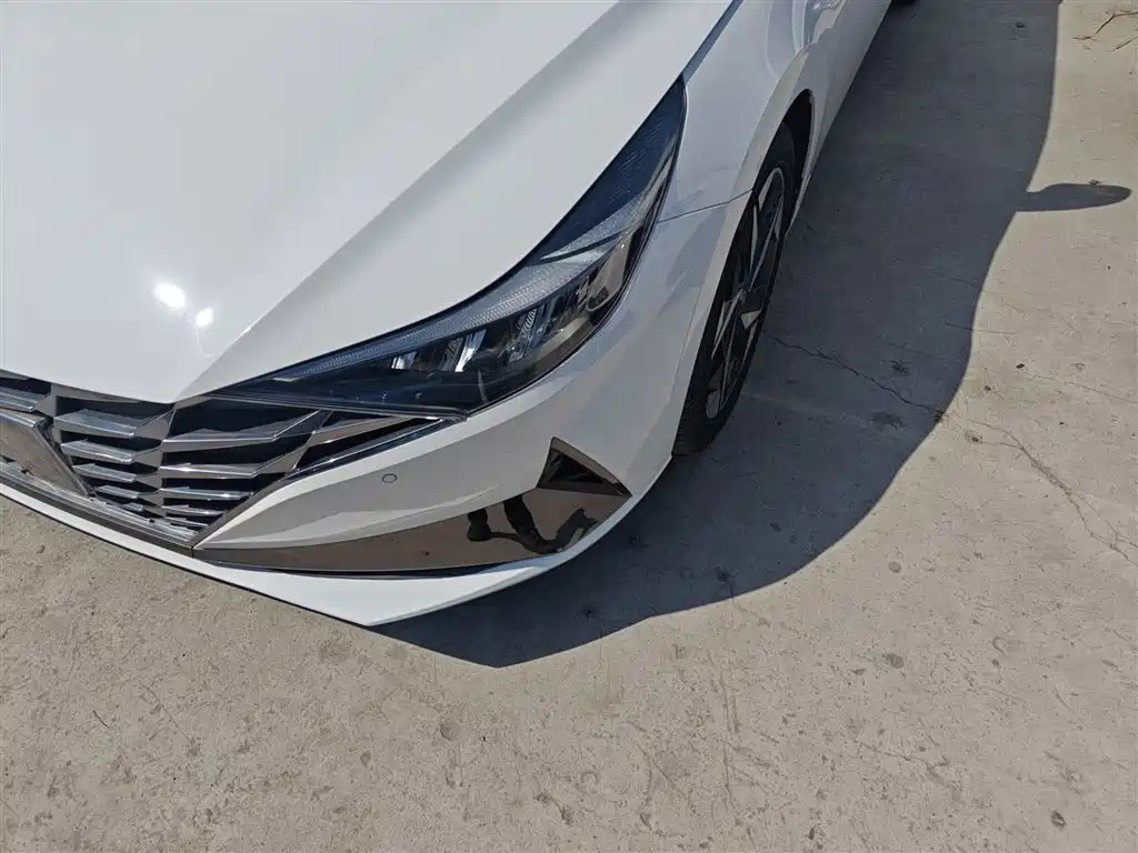 Hyundai Elantra 2022 1.5L CVT LUX Premium Edition фото 18