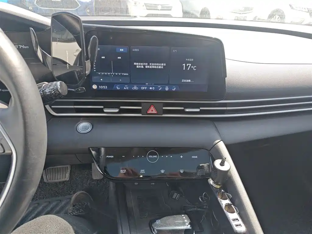 Hyundai Elantra 2022 1.5L CVT LUX Premium Edition фото 9