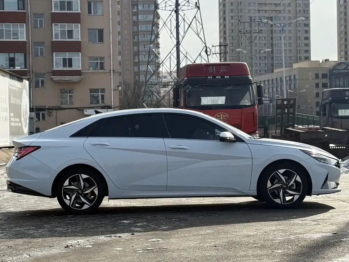Hyundai Elantra 2022 1.5L CVT LUX Premium Edition фото 23