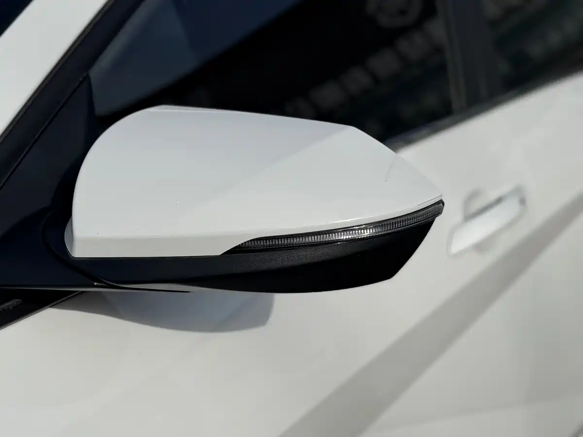 Hyundai Elantra 2022 1.5L CVT LUX Premium Edition фото 18