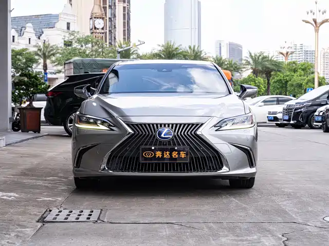 Lexus ES 2018 300h Executive Edition China V — фото 2