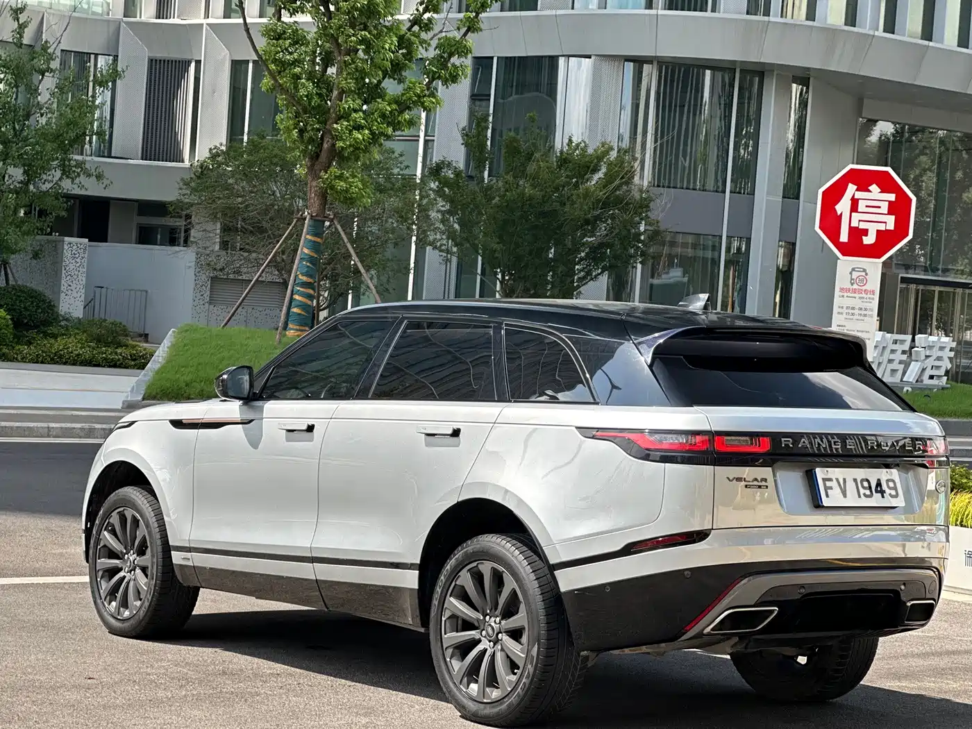 Photo 38 - Land Rover Range Rover Velar