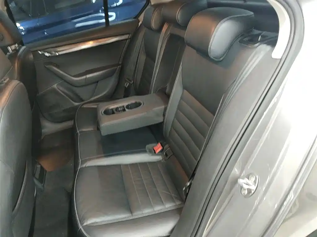 Škoda Octavia 2017 1.6L Automatic Smart Edition фото 17