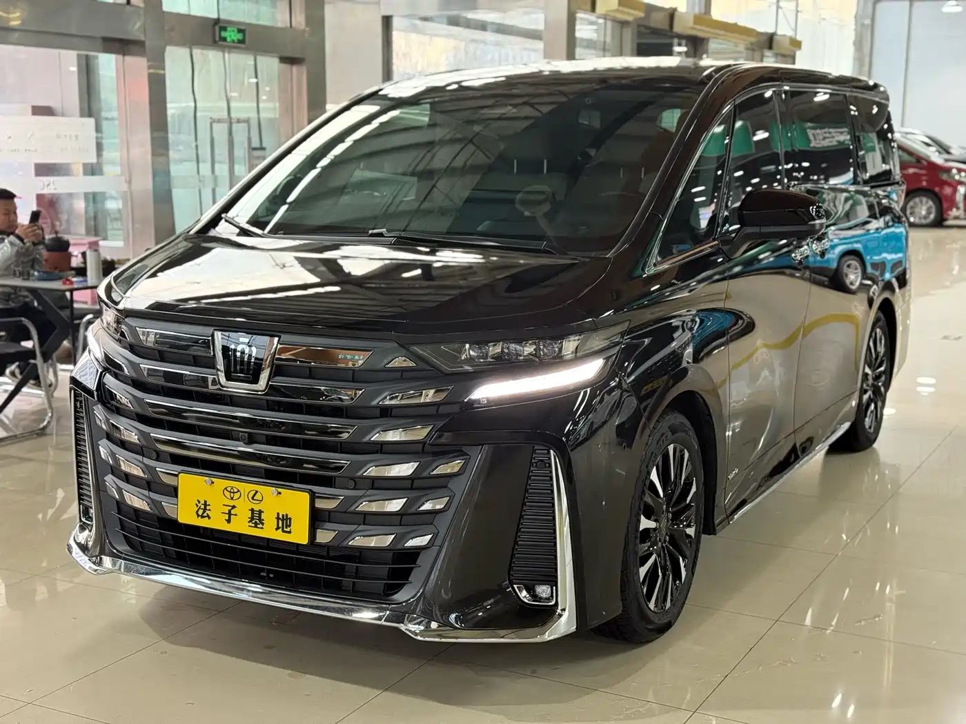 Toyota Vellfire 2024 Crown Hybrid 2.5L Executive Premium Edition фото 4