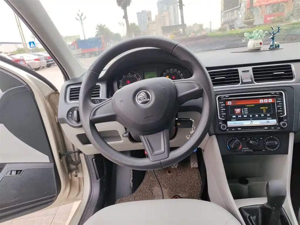 Škoda Rapid 2016 1.6L Manual Pioneer Edition фото 11