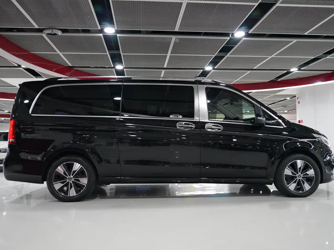 Mercedes-Benz V-Class 2021 V 260 L Long Wheelbase Premium Edition фото 5