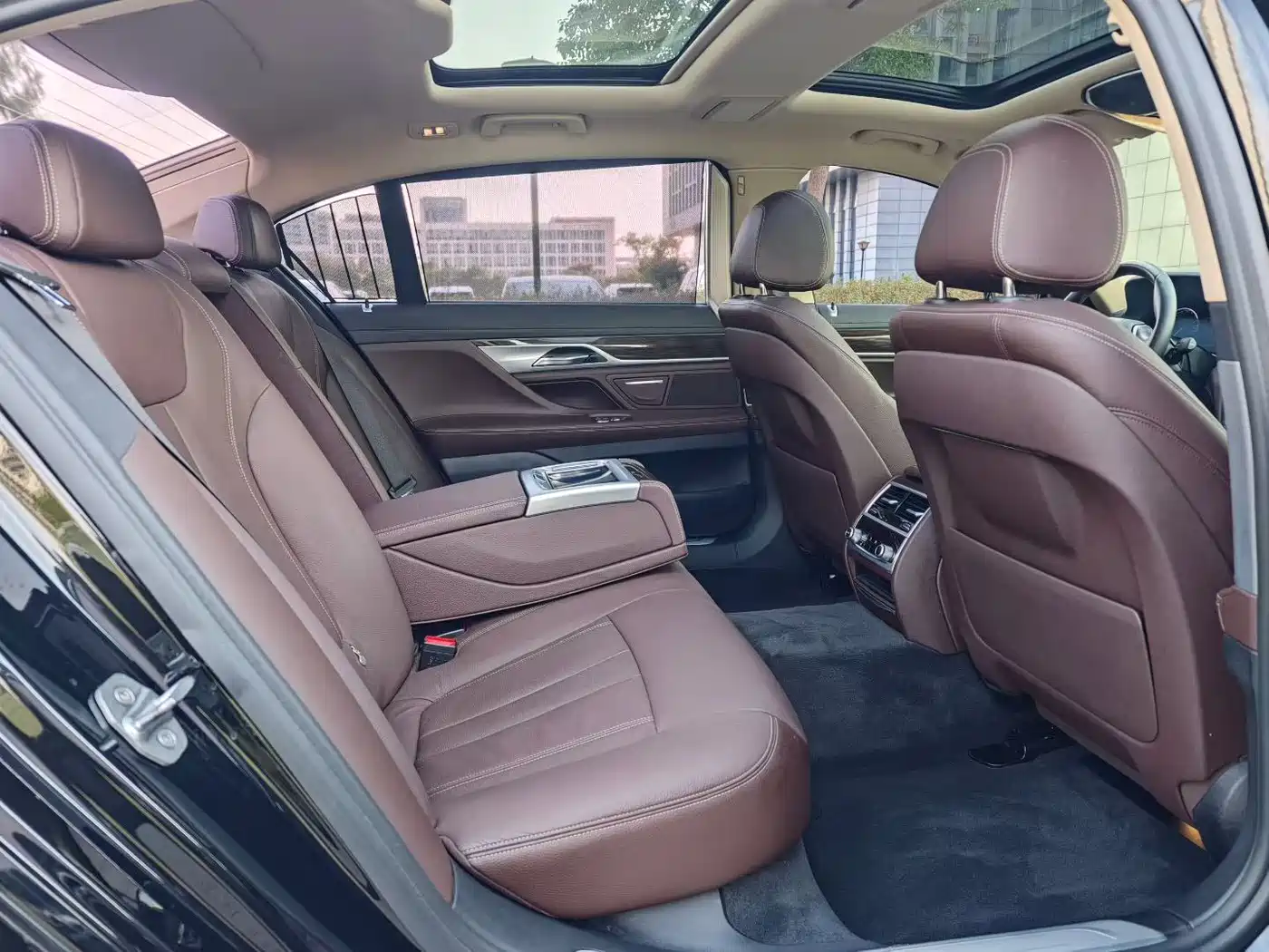 BMW 7 Series 2017 730Li Leading Edition фото 8