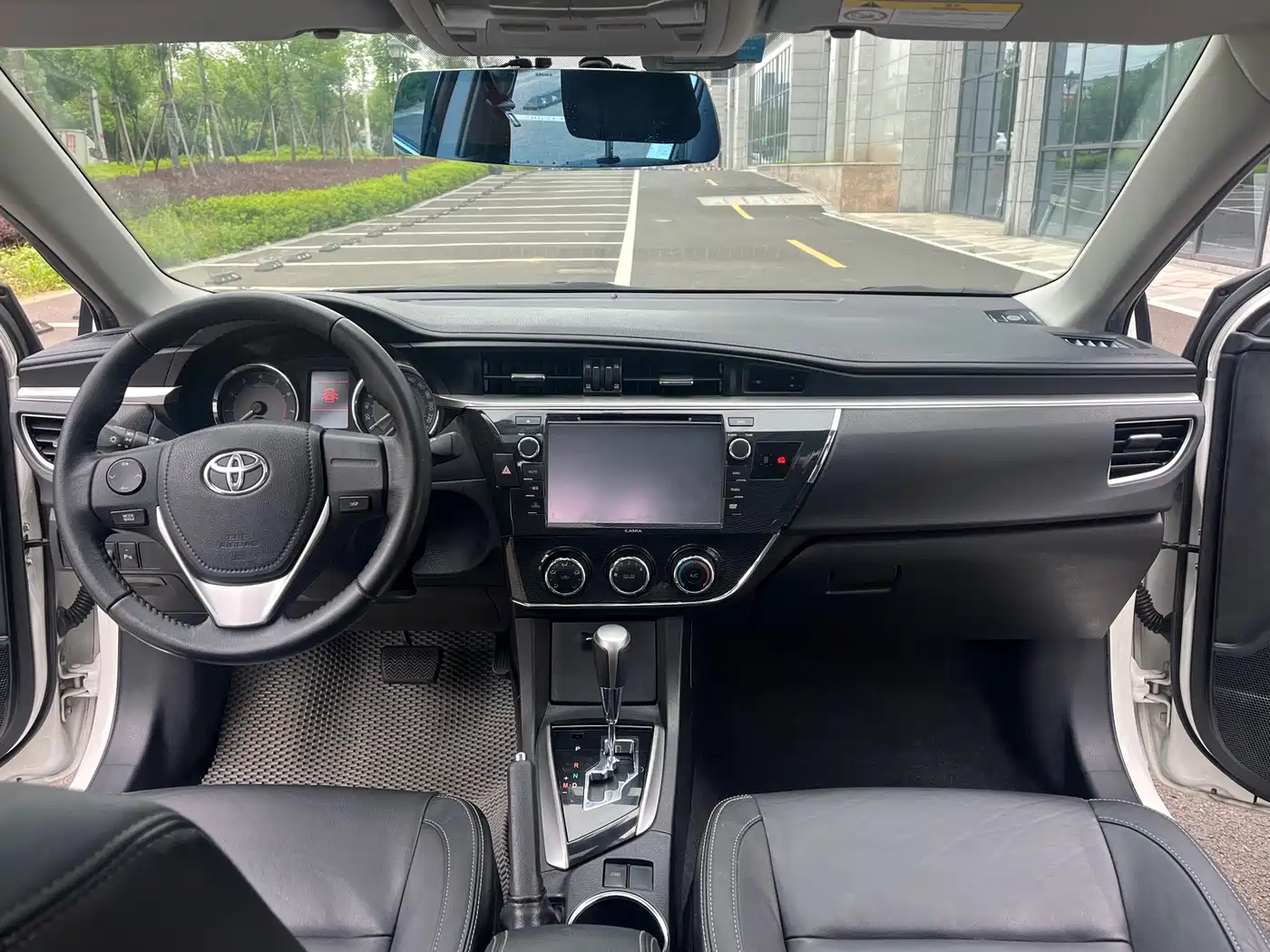 Toyota Corolla 2014 1.6L CVT GL-i Leather Edition фото 12