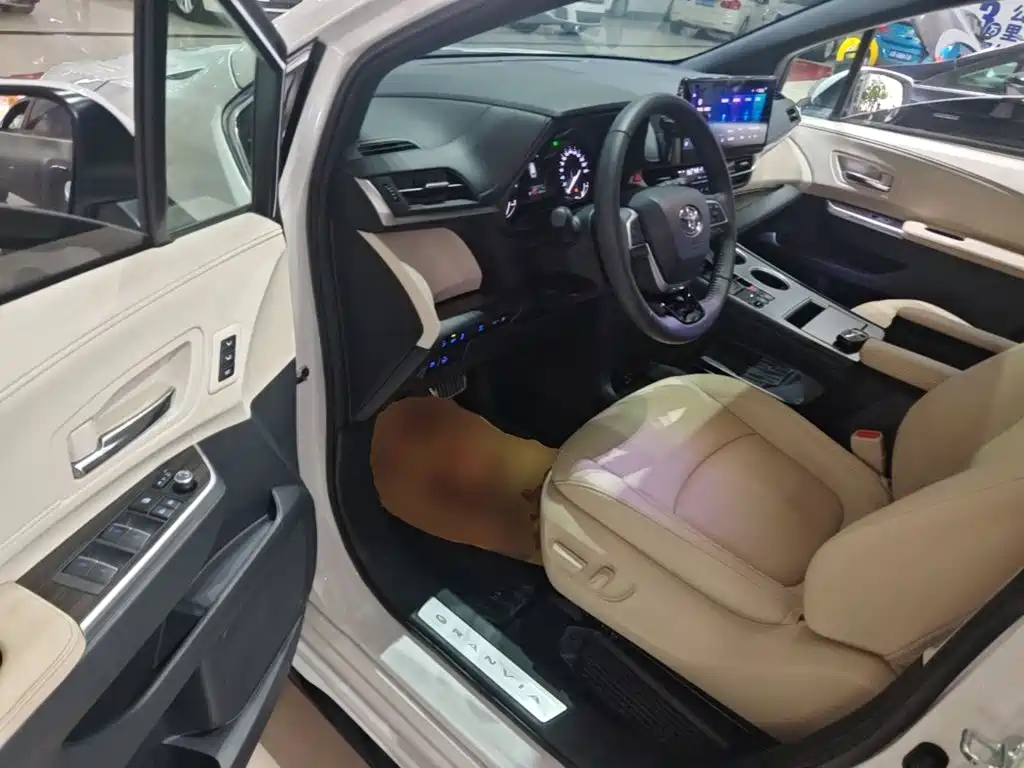 Toyota Granvia 2023 2022 2.5L Hybrid Noble Edition