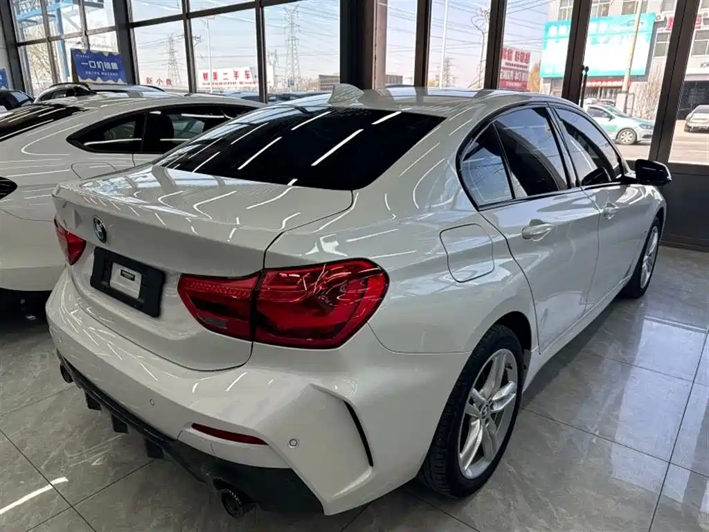 BMW 1 Series 2022 120i M Sport Shadow Edition фото 4